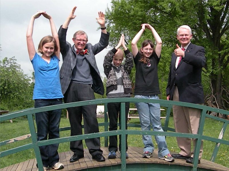 053011 Students gift prompts visit from OSU president