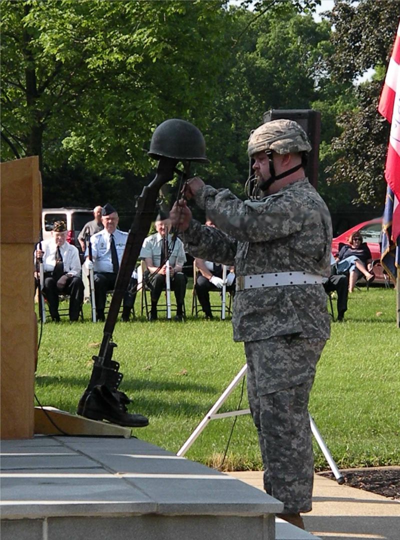 060611 Community pays tribute to soldiers who made the ultimate sacrifice