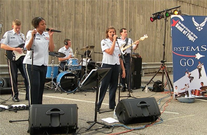 071811 Systems Go rocks the crowd at Shreve Homecoming