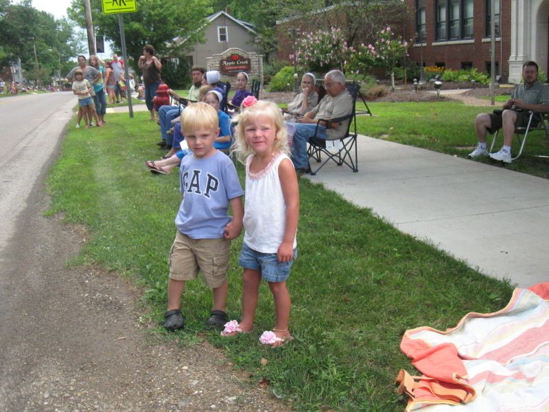 0801 Appleseed Festival parade takes a bite out of the heat and summer storms