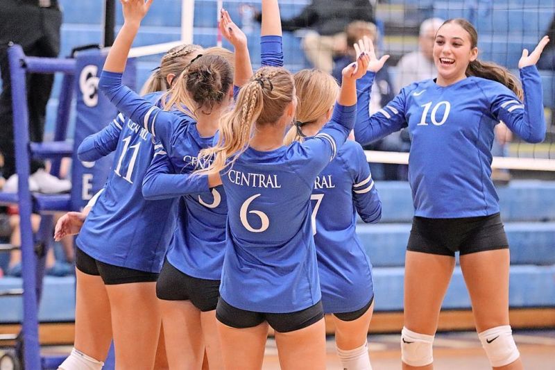 Central volleyball does 180 in return to winning ways