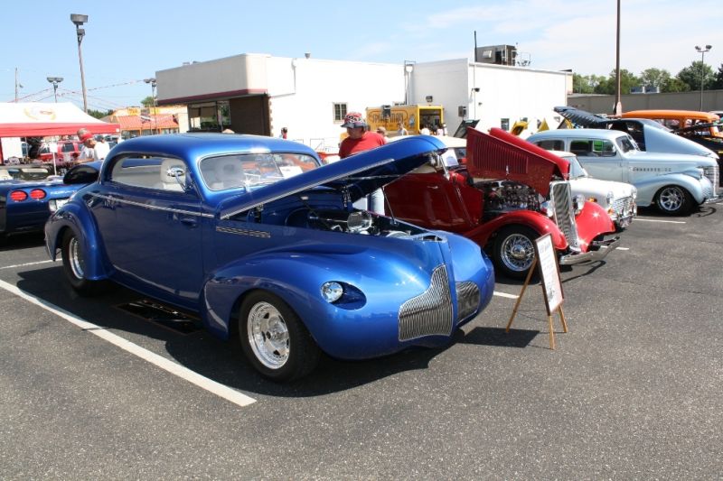 Classic Glass Corvette Club Helps Others Through Car Shows