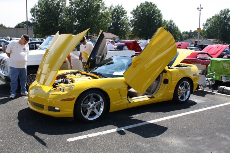 Classic Glass Corvette Club Helps Others Through Car Shows