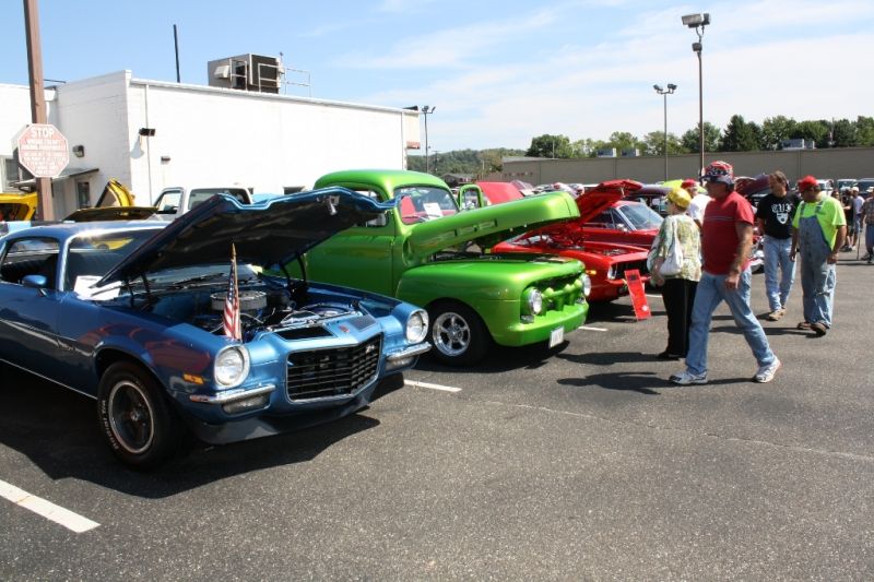 Classic Glass Corvette Club Helps Others Through Car Shows