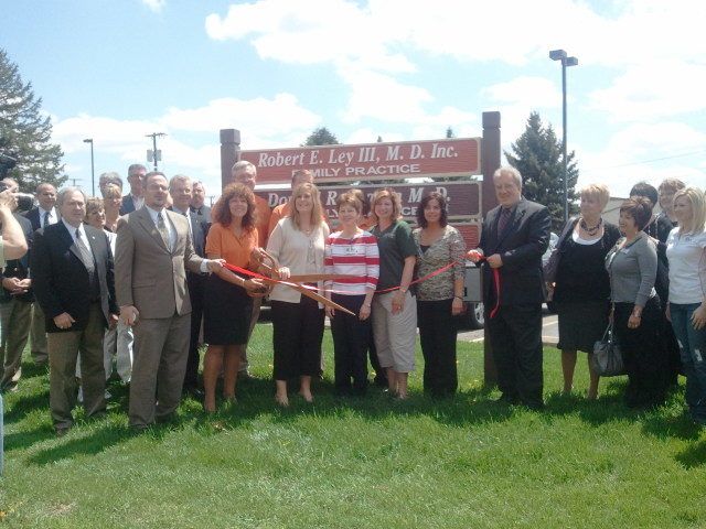 Clinic celebrates new location with ribbon cutting ceremony