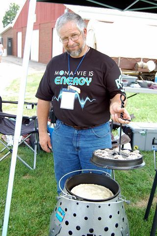 Dutch oven enthusiasts tempt visitors during evening cook-off