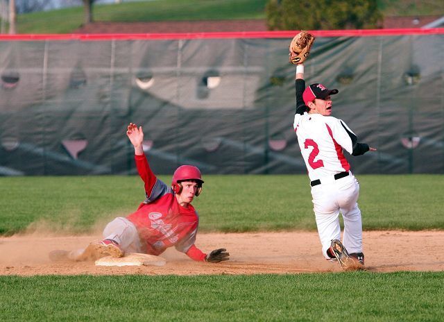 Hawks win a snoozer with 7-0 victory over Cardinals