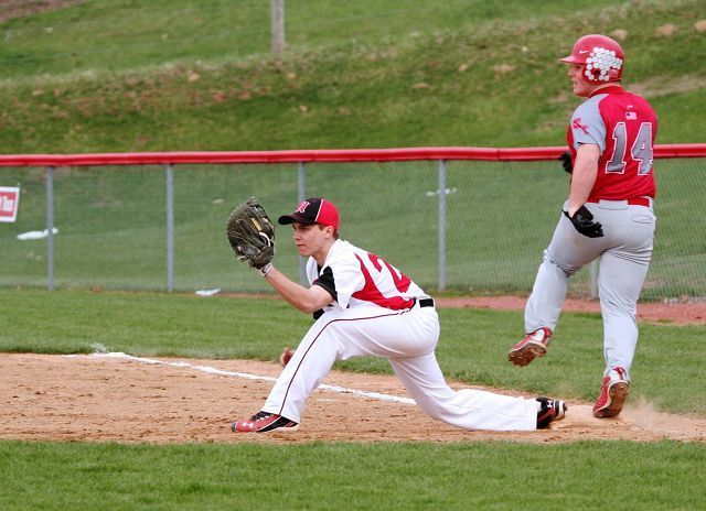 Hawks win a snoozer with 7-0 victory over Cardinals