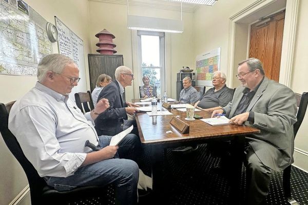 Holmes commissioners support law library