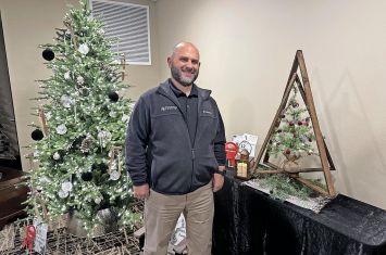 Joe Creaturo’s skills create a winning Christmas centerpiece