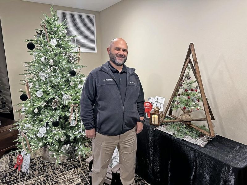 Joe Creaturo’s skills create a winning Christmas centerpiece