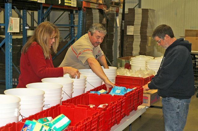 Local relief effort prepares kits for displaced Syrian families