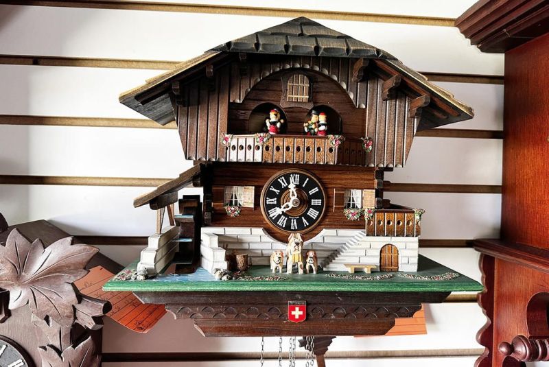 Local woman keeps Lucerne cuckoo clock in Little Switzerland