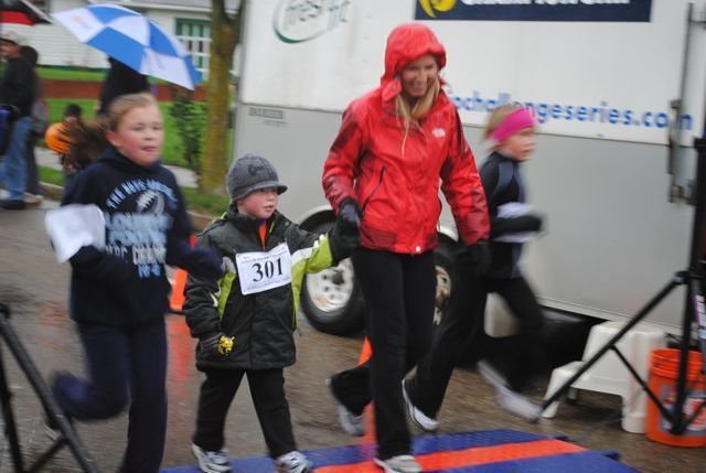 Neither wind nor rain could dampen spirits of Daltons runners