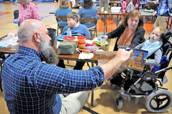Wayne commissioner reads to Ida Sue students