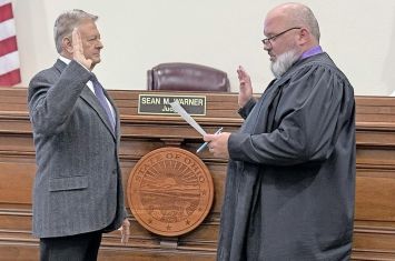 Strouse sworn in as new Holmes County commissioner