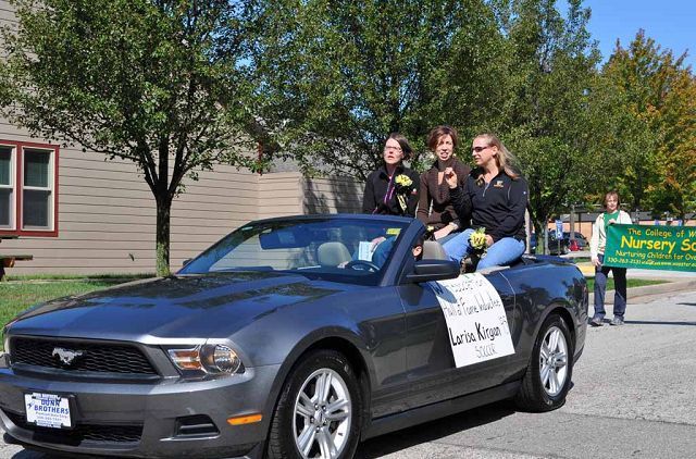 Student groups and others walk in COW Homecoming Parade