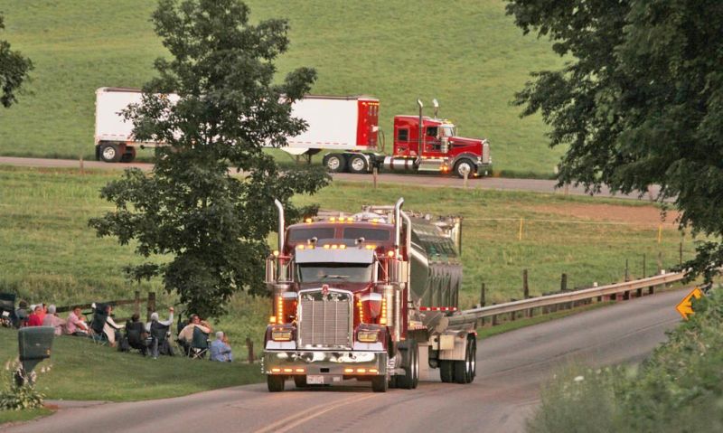 Transport for Christ honors the life of a fallen trucking family member in 2018 parade