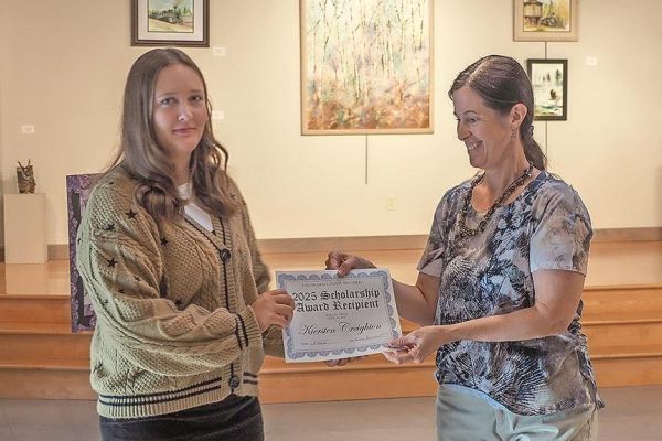 Tuscarawas County Art Guild awards a student scholarship