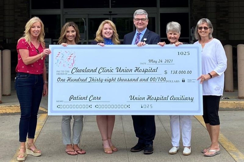 Union Hospital Auxiliary makes donation