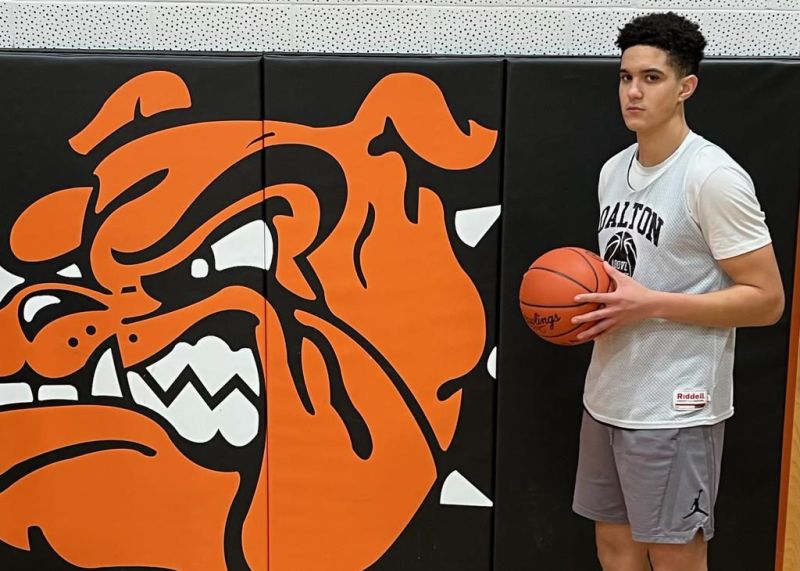 Wenger rebounds from injury scare to lead Bulldogs